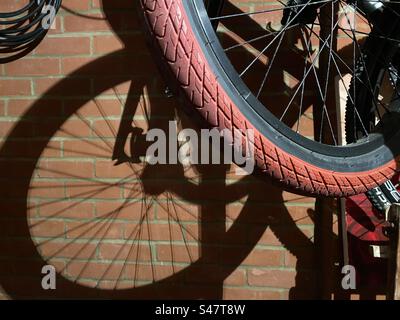 Fahrrad hängt in einer Garage, Schatten an der Wand Stockfoto