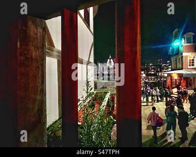 Blick vom Fenster des Globe Theatre - es gibt kein Glas in der Reproduktion von Shakespeares Elizabethan Theatre und St Paul's Cathedral ist deutlich sichtbar - Nachtfotografie Stockfoto