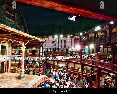 „Es gibt mehr Spezies der Liebe, als man weiß, wie man zählen kann“, wie es im Auditorium und auf der Bühne des Londoner Shakespeare Globe Theatre heißt. Stockfoto