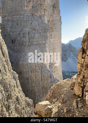 Blick auf Cima Piccola vom Weg hinauf zur Cima Grande di Lavaredo auf der Via normale. Stockfoto