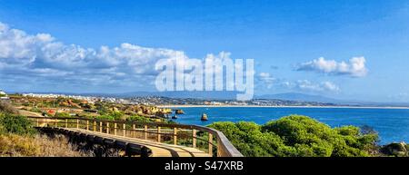 Hölzerne Klippe auf der Promenade mit Panoramablick auf die Küste von Lagos in Portugal Stockfoto