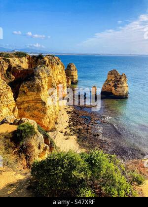 Küstenklippen und Strand von Ponta da Piedade in Lagos Portugal Stockfoto