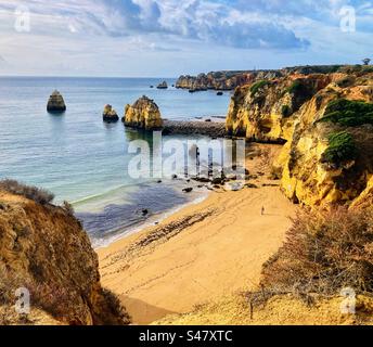 Leerer Strand an der Algarve Portugal in der Nähe von Lagos mit Klippen und Felsformationen Stockfoto