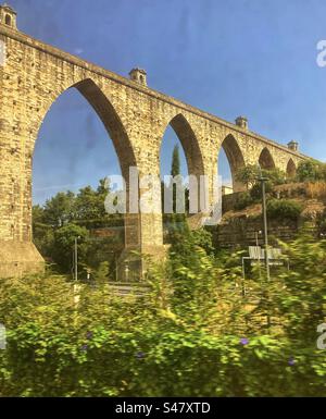 Aqueduto das Águas Livres Aquädukt in Lissabon Portugal vom Zugfenster aus gesehen Stockfoto