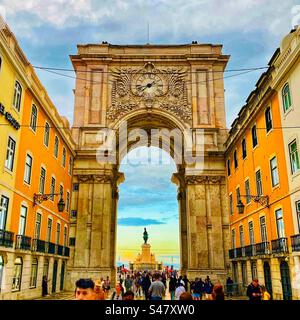 Spaziergang durch den Arco da Rua Augusta Bogengang in Lissabon Portugal bei Sonnenuntergang mit Blick auf Praca do Comércio Stockfoto