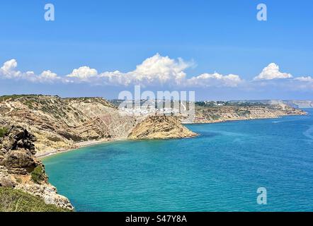 Blick auf die Algarve-Küste in der Nähe von Burgau Stockfoto