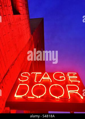 Bühne Tür Neon Schild London Old Vic Theater bei Nacht Stockfoto