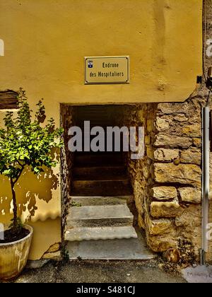 Wanderstraße in Greoux les Bains Schild „endrone des Hospitaliers“ Schilder Häuser Provence rustikale Straße Felsen Pfad ruhige Straße Straße Straße Straße Gehweg Treppen südlich von Frankreich 12-6-23 Stockfoto