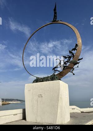 Das Jonathan-Möwendenkmal, das 1986 vom Künstler Mario Lupo geschaffen wurde, befindet sich an der südlichen Pier-Promenade in San Benedetto del Tronto, Region Marken, Italien Stockfoto