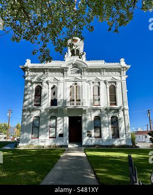 Das Mono County Courthouse in Bridgeport, Kalifornien, ist ein Gebäude im italienischen Stil von 1880. Stockfoto