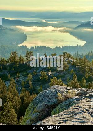 Donner Lake, gesehen vom Donner Pass in Kalifornien. Viele Mitglieder der Donner-Partei starben in der Umgebung im Winter 1846–47. Heute ist es ein beliebtes Naherholungsgebiet. Stockfoto