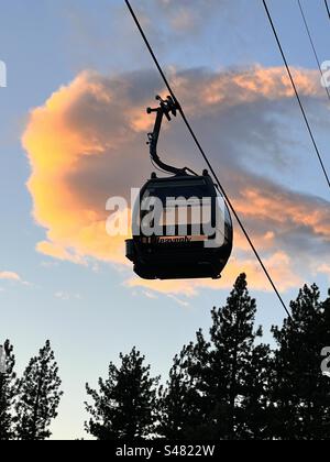 Die Heavenly Gondola von South Lake Tahoe hängt leer und im Herbst noch immer über dem Van Sickle BI-State Park und wartet auf den Beginn der nächsten Skisaison. Stockfoto