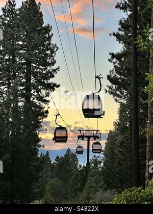 Die Heavenly Gondola von South Lake Tahoe hängt leer und im Herbst noch immer über dem Van Sickle BI-State Park und wartet auf den Beginn der nächsten Skisaison. Stockfoto