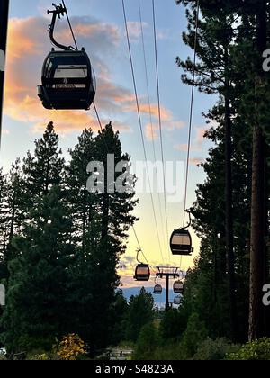 Die Heavenly Gondola von South Lake Tahoe hängt leer und im Herbst noch immer über dem Van Sickle BI-State Park und wartet auf den Beginn der nächsten Skisaison. Stockfoto