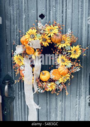 Halloween Herbst Herbst orange Kranz an mittelalterlicher Tür in Bury St edmunds Stockfoto
