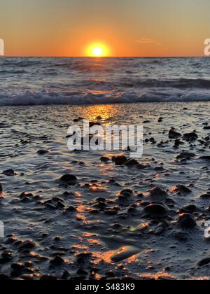 Stony Sunset - einer der Momente, an die man sich erinnern sollte, am Strand zu sein Stockfoto