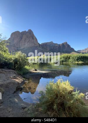 Salt River Reflections, Superstition Mountains, strahlend blauer Himmel, Tonto National Forest, North Water Users Circle, Mesa, Arizona Stockfoto