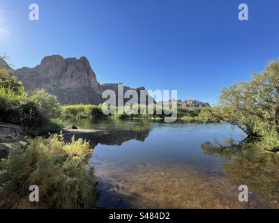 Salt River Reflections, Superstition Mountains, strahlend blauer Himmel, Tonto National Forest, North Water Users Circle, Mesa, Arizona Stockfoto