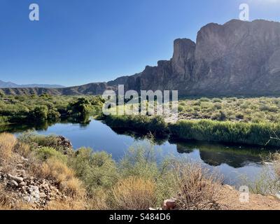 Salt River Reflections, Superstition Mountains, strahlend blauer Himmel, Tonto National Forest, North Water Users Circle, Mesa, Arizona Stockfoto