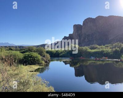 Sechs Kajakfahrer, Salt River Reflections, Superstition Mountains, strahlend blauer Himmel, Tonto National Forest, North Water Users Circle, Mesa, Arizona Stockfoto