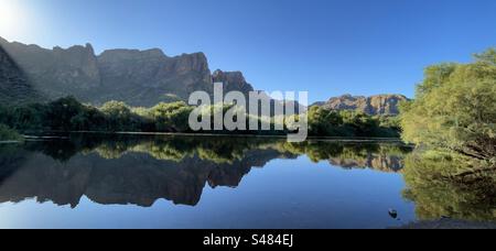 Salt River Reflections, Superstition Mountains, goldene Herbstfarben, strahlend blauer Himmel, Tonto National Forest, North Water Users Circle, Mesa, Arizona Stockfoto