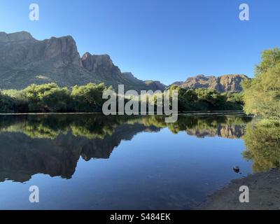 Salt River Reflections, Superstition Mountains, goldene Herbstfarben, strahlend blauer Himmel, Tonto National Forest, North Water Users Circle, Mesa, Arizona Stockfoto