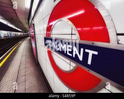 Das U-Bahnschild in London sagt Monument - eine Station in der Nähe der Säule zum Gedenken an das große Feuer von London im Jahr 1666. Stockfoto