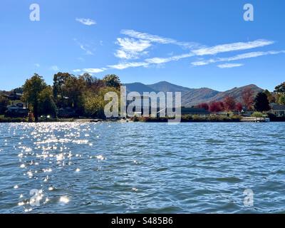 Kajakfahren auf dem Junaluska-See am sonnigen Herbstnachmittag. Stockfoto