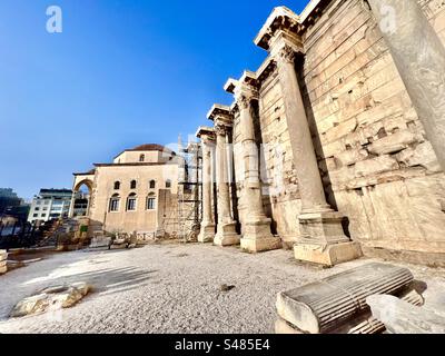 Ruinen der Hadrian-Bibliothek alte archäologische Stätte neben dem Museum für moderne griechische Kultur auf dem Monastiraki-Platz in Athen. Stockfoto