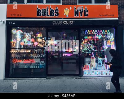 Ladenfront von Bulbs NYC, einem Beleuchtungsladen an der W. 14th Street in Manhattan New York City Stockfoto