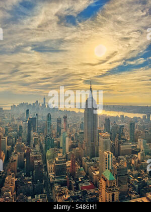 Aus der Vogelperspektive von New York mit Blick auf die Mitte der Stadt in Richtung Süden und hervorstechendem Empire State Building Stockfoto