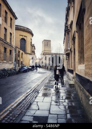 Queens Lane Oxford UK an einem regnerischen Tag Stockfoto