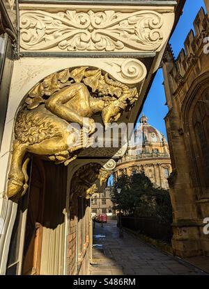 Pan Figures, Satyrs, Bacchus an einer Tür zum Brasenose College, St Mary’s Passage, Oxford, Großbritannien. Als Inspiration für CS Lewis’ Narnia-Bücher gedacht Stockfoto