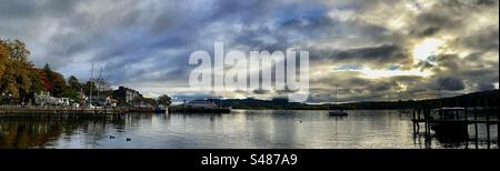 Panoramablick auf Windermere von Waterhead, Ambleside bei Sonnenuntergang im Herbst - Lake District, England Stockfoto