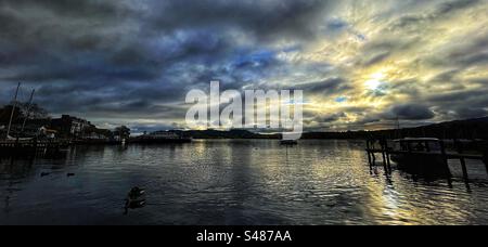 Panoramablick auf Windermere von Waterhead, Ambleside bei Sonnenuntergang im Herbst - Lake District, England Stockfoto