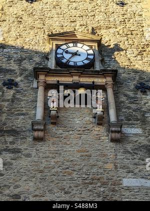 Römische Soldatenfiguren im Carfax Tower Oxford UK. Sie schlagen die Viertelstunden auf die Glocken Stockfoto