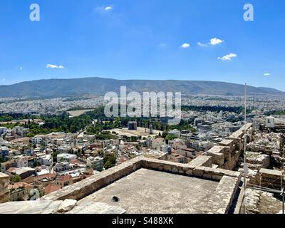 Schöne Aussicht vom Akropolis-Hügel mit Blick auf einen Teil der Stadt Athen. Mt. Hymettus Forest im Hintergrund und der Tempel des Olympischen Zeus im Zentrum. Stockfoto