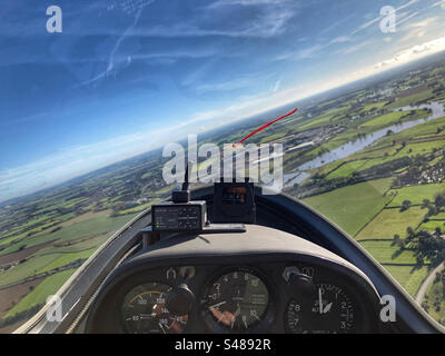 Blick auf den überfluteten Fluss Swale vom Cockpit eines Segelflugzeugs aus Stockfoto