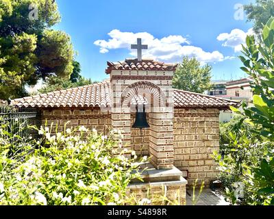 Direkt am Südhang des Akropolis-Hügels befindet sich diese griechisch-orthodoxe Kirche und ein kleiner Glockenturm Stockfoto