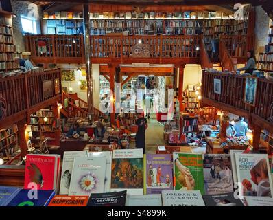 Alte Buchhandlung: Finde alles Bücher. Mehr als 50.000 Bücher auf Lager. Entlang des Canal du Midi. Le Somail, Occitanie, Frankreich Stockfoto