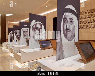 Bilder der Emirate, die die Union und die Gründung der Vereinigten Staaten unterzeichnet haben, werden im Etihad Museum in Dubai, Vereinigte Arabische Emirate, ausgestellt. Stockfoto