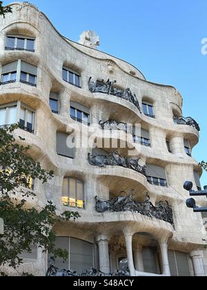 Casa Milà, im Volksmund bekannt als La Pedrera, ein Modernista-Gebäude in Barcelona, Katalonien, Spanien, das von dem Architekten Antoni Gaudí entworfen wurde und zwischen 1906 und 1912 erbaut wurde Stockfoto