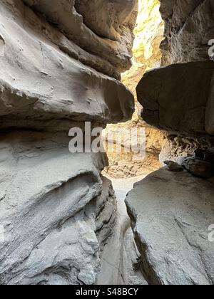 „The Slot“ im kalifornischen Anzo-Borrego Desert State Park ist ein beliebter Wanderweg, der durch sehr enge Stellen führt. Stockfoto