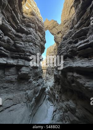 „The Slot“ im kalifornischen Anzo-Borrego Desert State Park ist ein beliebter Wanderweg, der durch sehr enge Stellen führt. Stockfoto