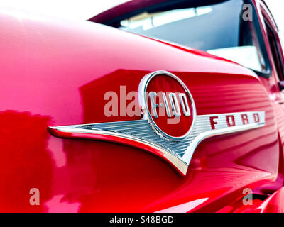 Nahaufnahme der Motorhaube des Ford F-100-Pick-Up-Trucks e 1950s Stockfoto