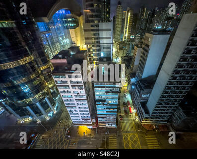 Luftaufnahme der Argyle Street im Stadtteil Mong Kok von Hongkong bei Nacht Stockfoto
