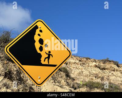 Dieses Schild warnt Wanderer vor der Gefahr, dass Felsen in der Nähe der Klippen des Torrey Pines State Natural Reserve in Südkalifornien fallen. Stockfoto