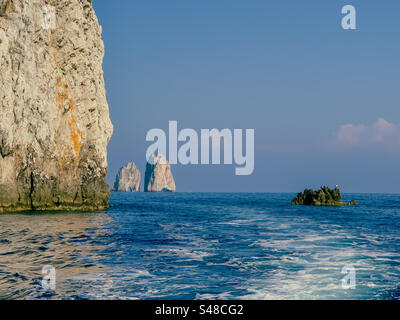 Faraglione di Mezzo ist eine Felsformation auf der italienischen Insel Capri an der Stelle 40,54054° N, 14,25121° E: Phillip Roberts Stockfoto