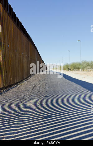 Die Grenzmauer zwischen den Vereinigten Staaten und Mexiko im Orgelpfeife-Kakteen-Nationalpark Stockfoto