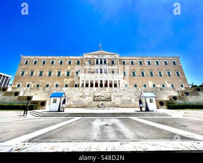 Evzones steht vor dem griechischen Präsidentenpalast und dem Grabmal des unbekannten Soldaten in Athen. Stockfoto